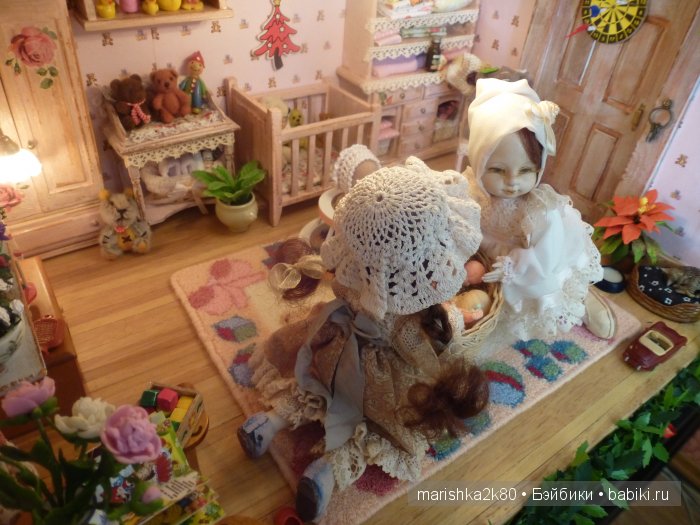Две авторские подвижные куклы в домике