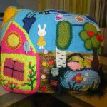 Фетровый домик, вязаный и бумажный.