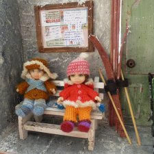 Два малыша 7 см. у подъезда