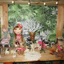 Коллекция мопсов на балконе