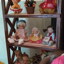 Карина со своими куклами