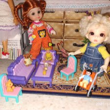 Девчонки играют игрушками