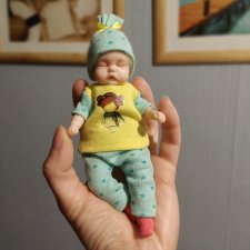 Малышка на ладошке