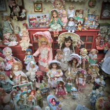 LOTSA' DOLLS