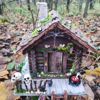 Избушка на курьих ножках.