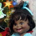 Малышки беби-фейс наряжают ёлку