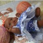 Малыши примеряют наряды.