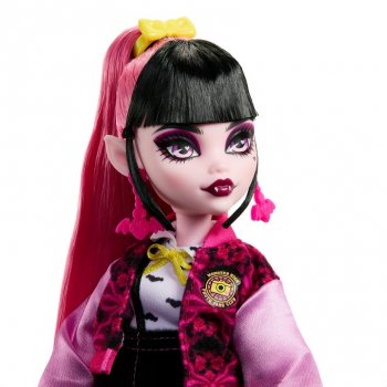 Дракулаура присоединилась к серии Monster High Fearbook