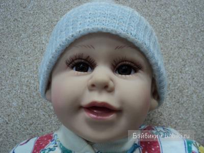 фирма неизвестна,приехал даже без волос,просто в шапочке,хотя следы клея остались,значит парик был