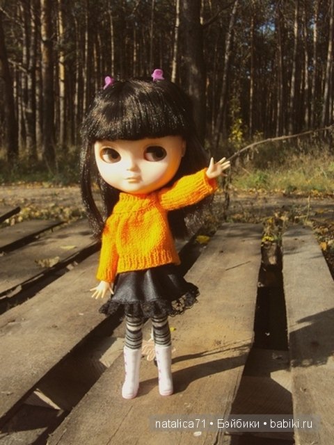 Яркая осень! И под ногами кленовые листья шуршат