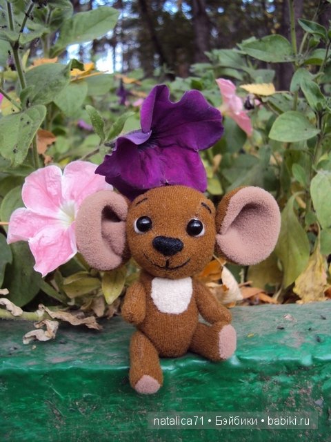 Яркая осень! И под ногами кленовые листья шуршат