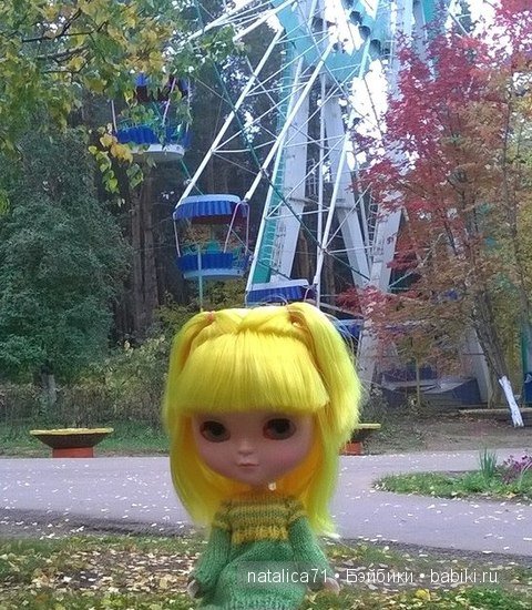 Яркая осень! И под ногами кленовые листья шуршат