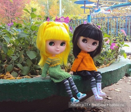 Яркая осень! И под ногами кленовые листья шуршат