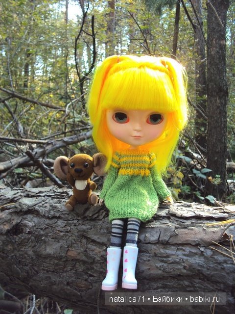 Яркая осень! И под ногами кленовые листья шуршат