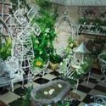 В парке Чаир распускаются розы... а у меня они распускаются в "Зимнем саду" Кукло-домика... Все в сад