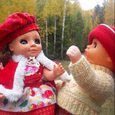 Ася и Ванюша машут ручками вслед Осени