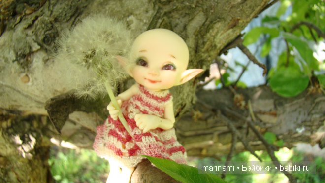 Малышка нашла себе занятие, пока старшая позирует