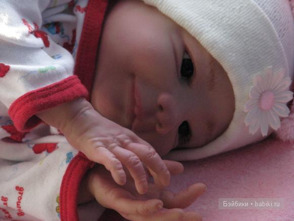 Танюшка с погремушкой. Кукла реборн Ashton Drake