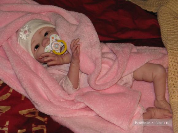 Танюшка с погремушкой. Кукла реборн Ashton Drake