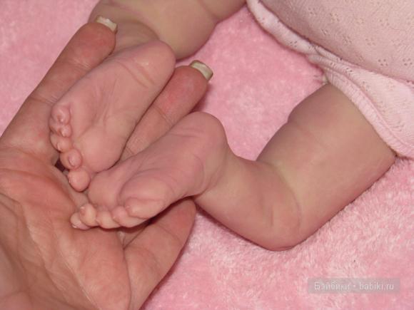 Танюшка с погремушкой. Кукла реборн Ashton Drake (фото 5)