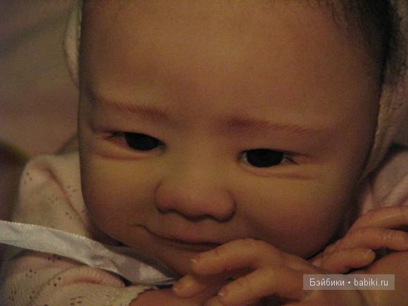 Танюшка с погремушкой. Кукла реборн Ashton Drake (фото 4)