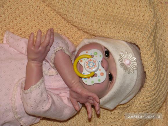 Танюшка с погремушкой. Кукла реборн Ashton Drake