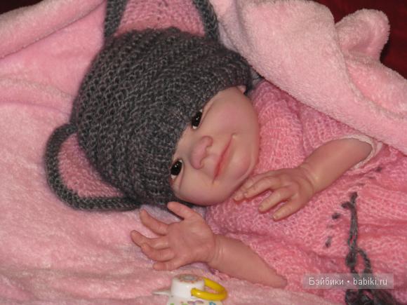 Танюшка с погремушкой. Кукла реборн Ashton Drake (фото 7)