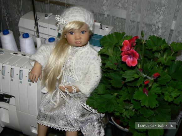 Платье из парчи, кофточка из вязаной ткани, шапочка и сумочка для Марты. Платье из парчи, кофточка из вязаной ткани, шапочка и сумочка для куклы Марты.