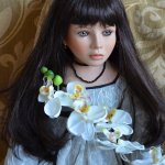 Фарфоровая кукла Равен с веткой орхидеи от Angela McNeely, Ruby Doll Collection