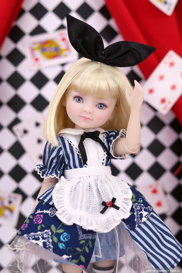 Алиса мне магазин куколку. Куколки пока. Skazka Alisa strane chudes.