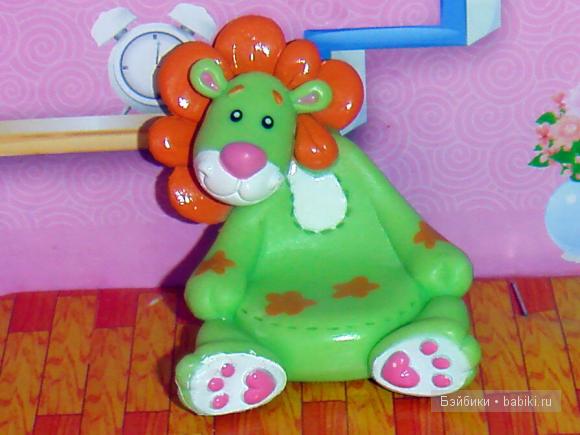 Лева - большое кресло