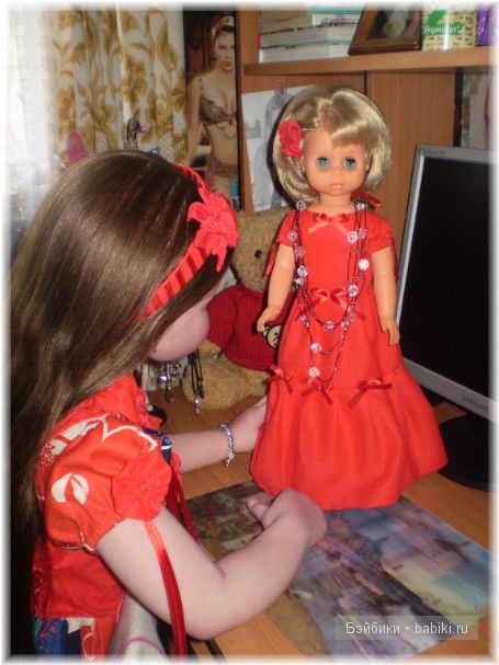 Зелёное и красное! Платья для Алианны своими руками