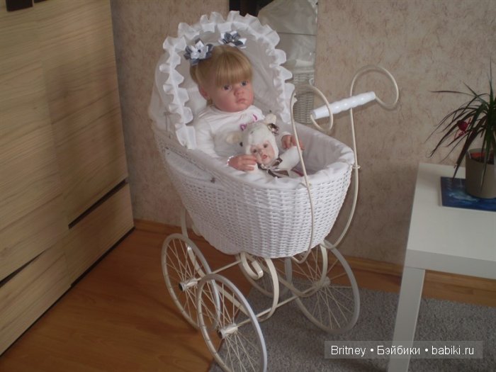 Красивая колясочка для кукол