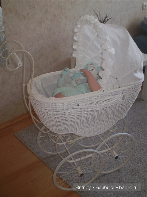 Красивая колясочка для кукол