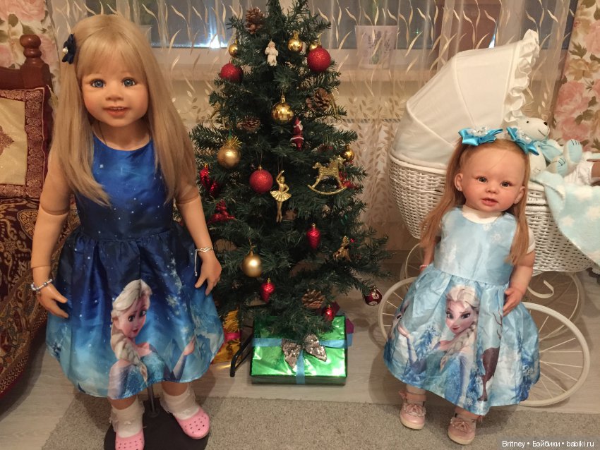 Девочки и новогодняя ёлочка