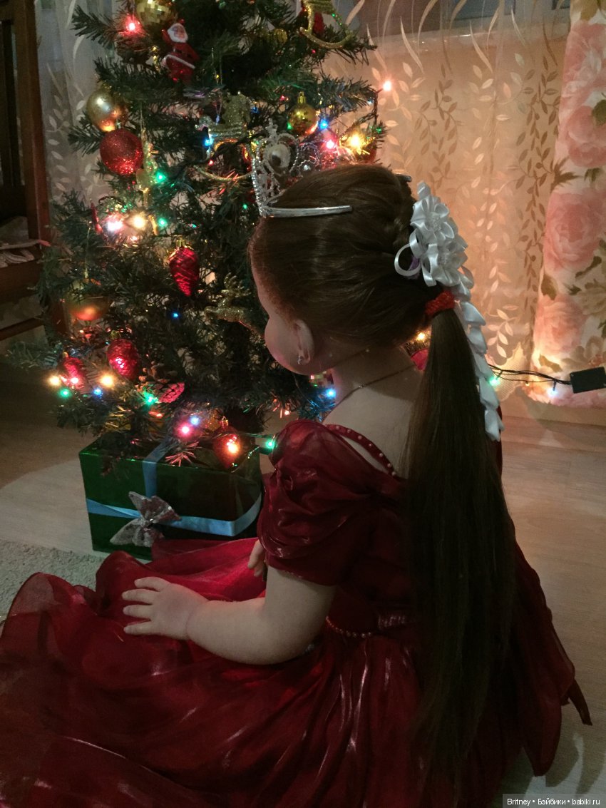 Девочки и новогодняя ёлочка