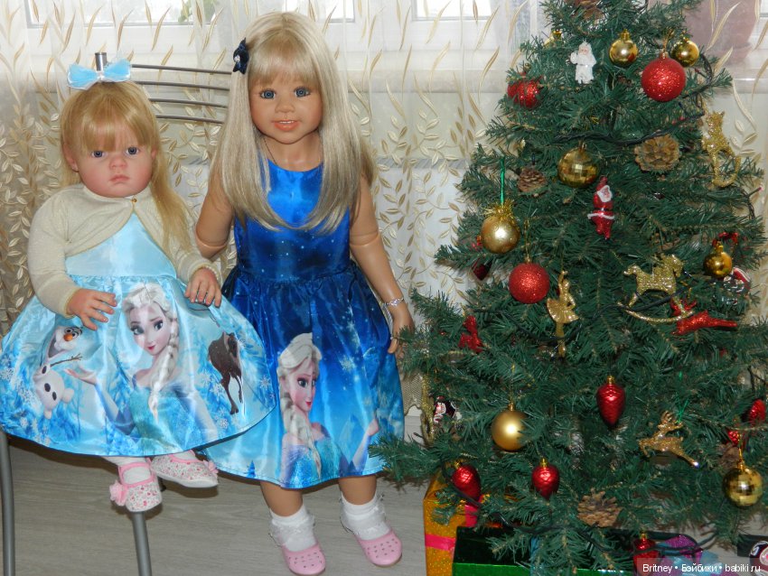 Девочки и новогодняя ёлочка