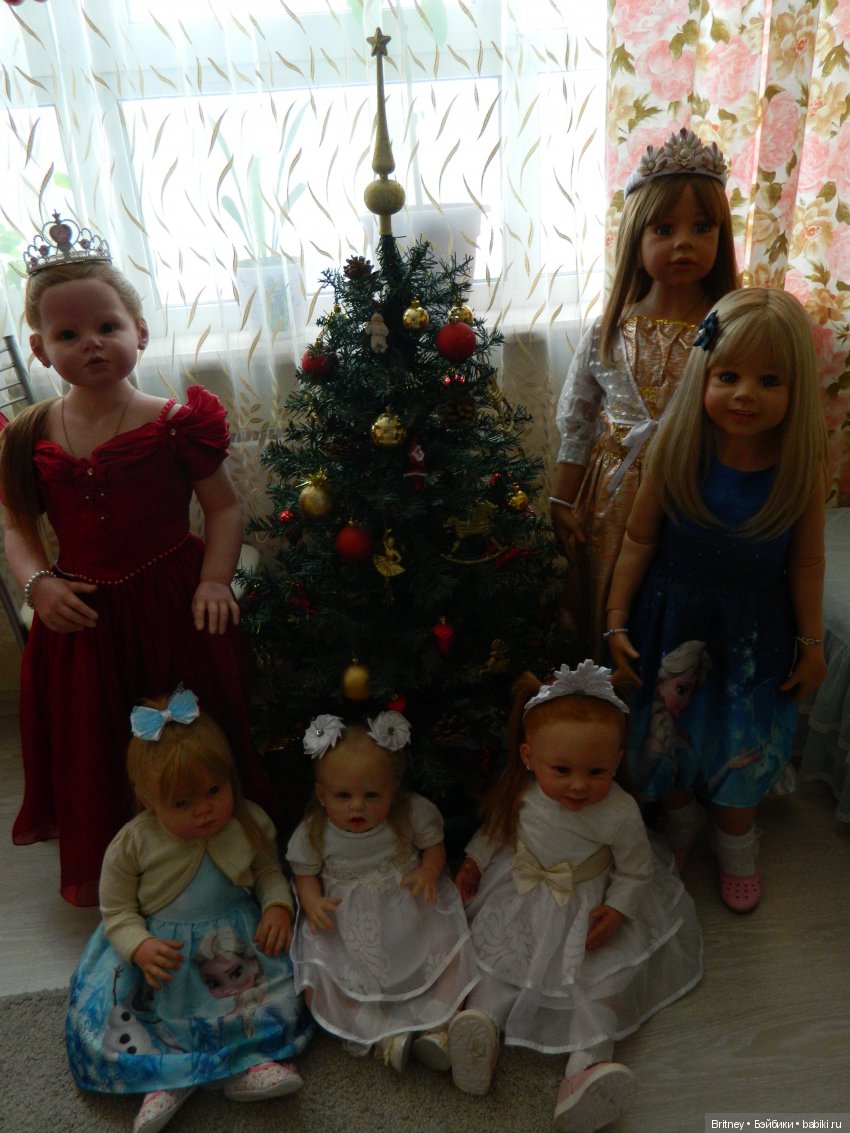 Девочки и новогодняя ёлочка