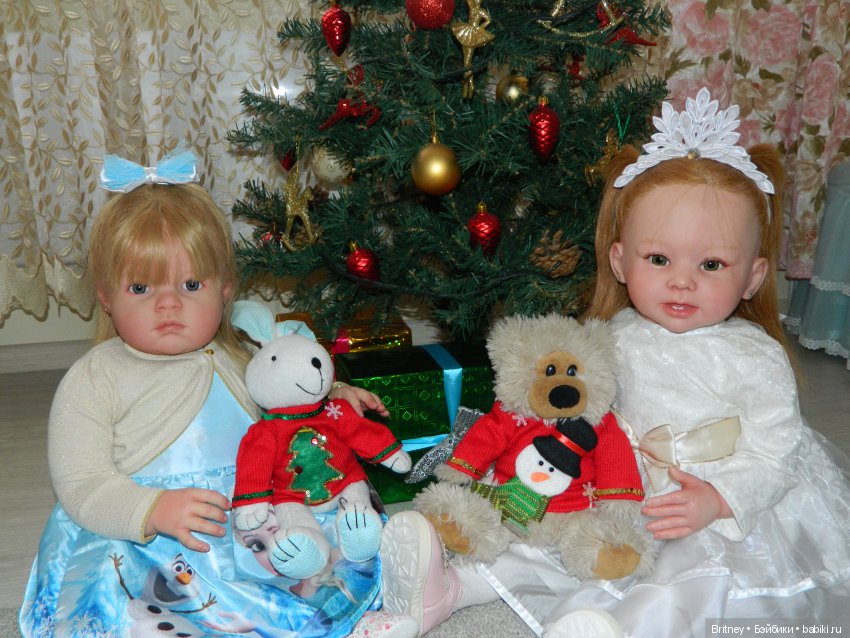 Девочки и новогодняя ёлочка