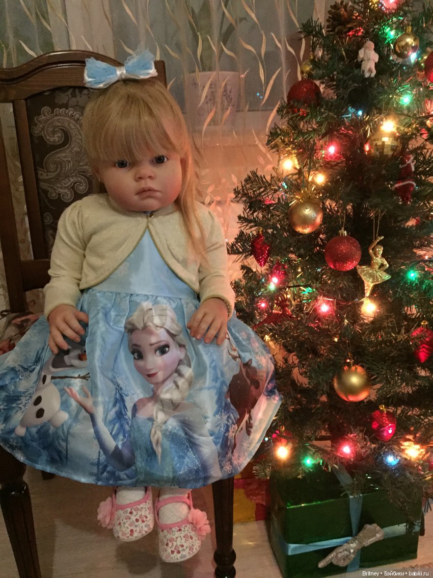 Девочки и новогодняя ёлочка