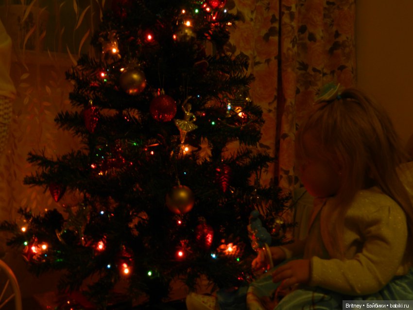 Девочки и новогодняя ёлочка