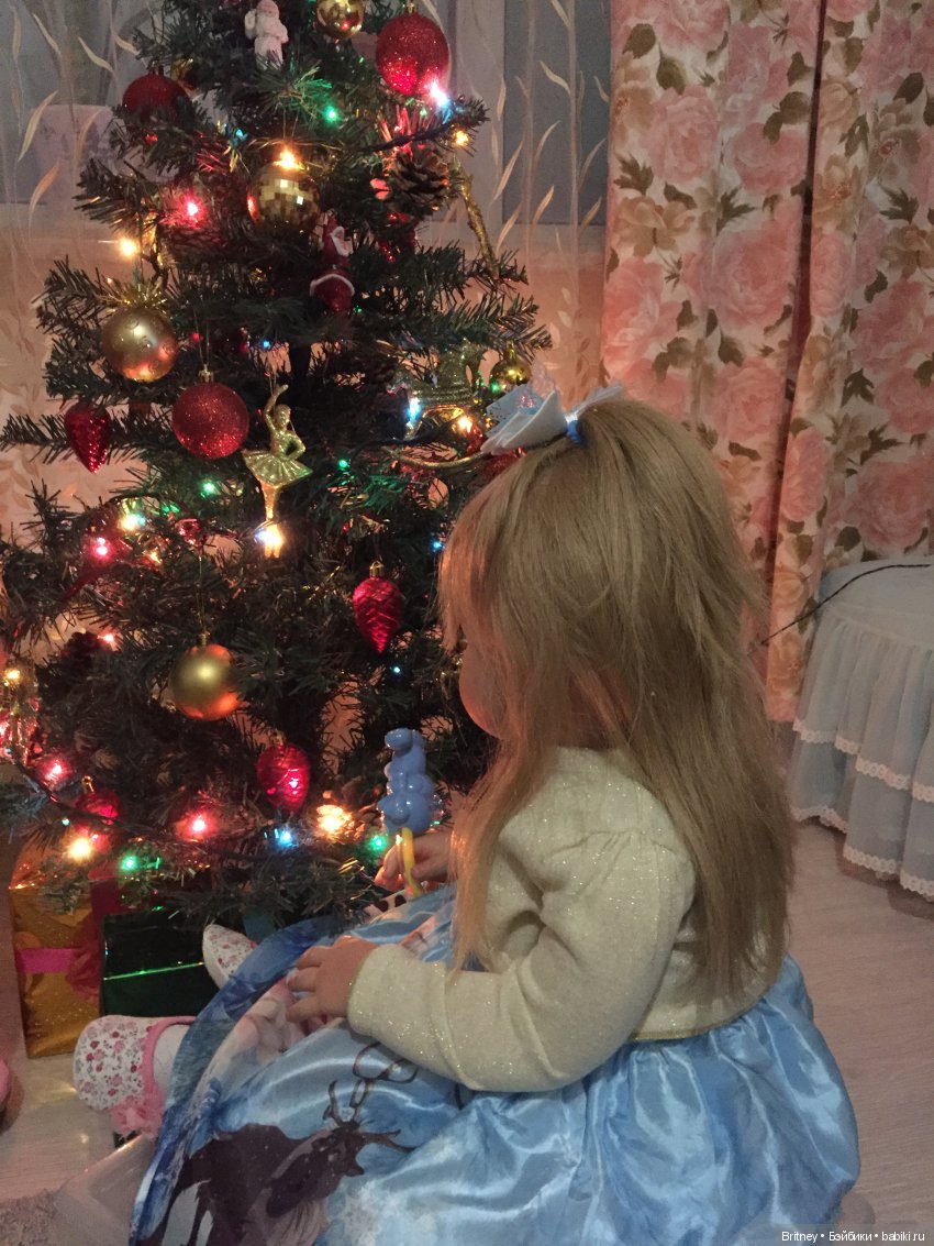 Девочки и новогодняя ёлочка