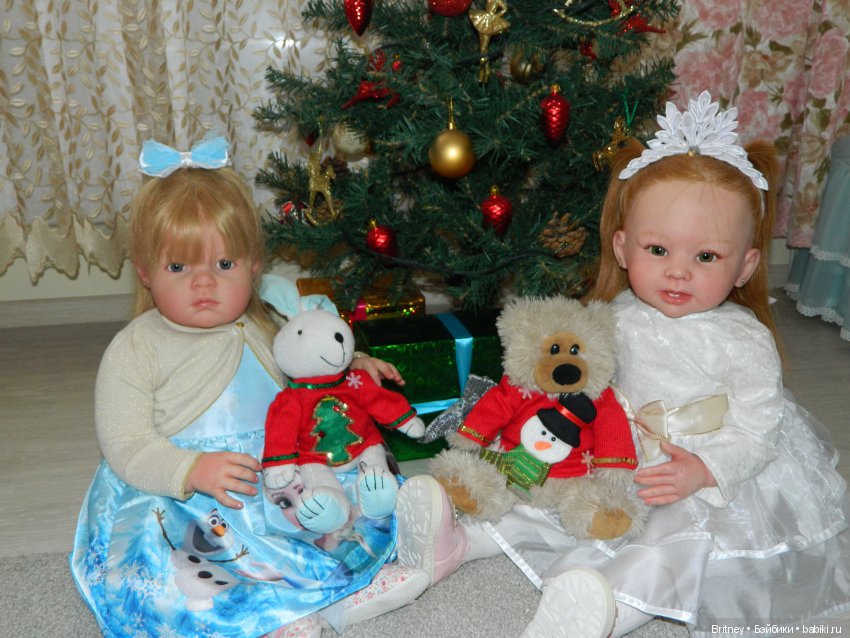 Девочки и новогодняя ёлочка