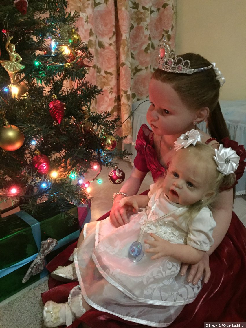 Девочки и новогодняя ёлочка