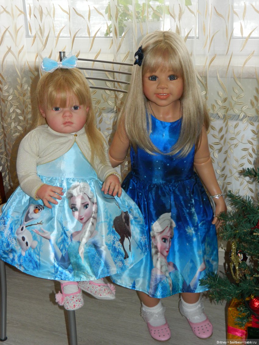 Девочки и новогодняя ёлочка