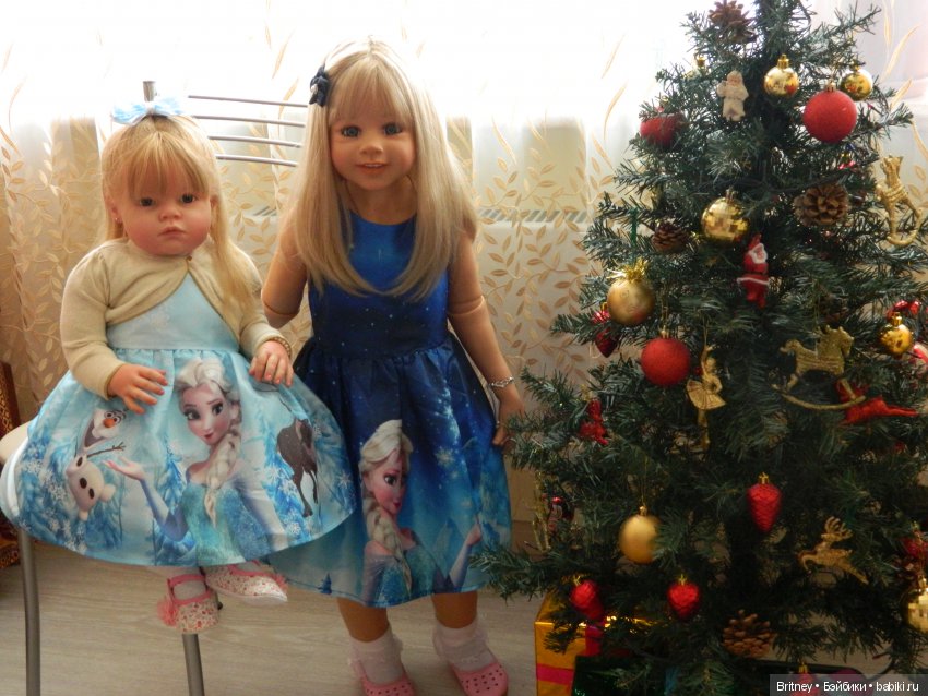 Девочки и новогодняя ёлочка