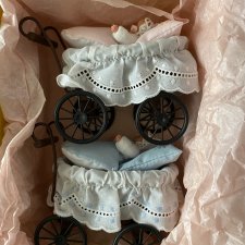 Набор крошечных пупсиков в нарядных колясочках