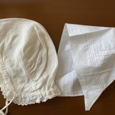 Два винтажных (антикварных) чепчика.