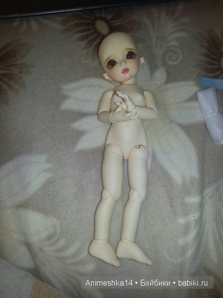 Даже без паричка симпатичная...