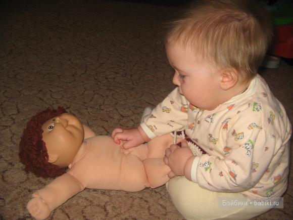Никитка поиграл нашим пупчиком и кедиками